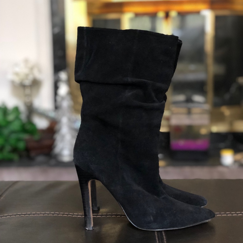 Mid calf oversized heeled boots, suede